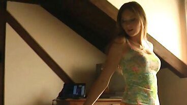 Filem remaja dengan Elle Voneva yang menggoda dari seks tetek Exxxtra Small