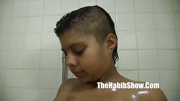 Aksi mengandung lucah handjob dengan Kira Knight yang bersemangat dari LetsDoeIt